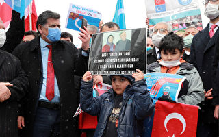 王毅出访土耳其 当地维吾尔人抗议