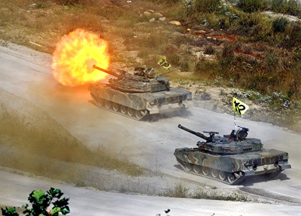 2011年9月30日，美国与韩国举行联合军事演习期间，韩国的K-1坦克进行实弹射击。（Jung Yeon-Je/AFP via Getty Images）