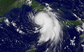 艾尔莎成本季首个飓风 或途经佛州塌楼现场