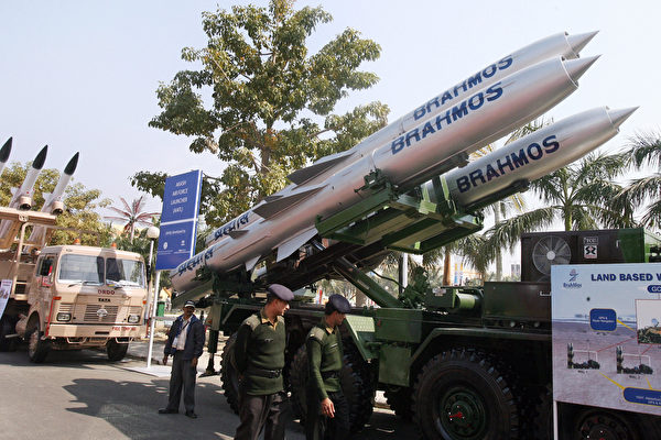 2008年2月16日，在新德里舉行的國防博覽會上展示的布拉莫斯（Brahmos）導彈。（Raveendran/AFP via Getty Images）