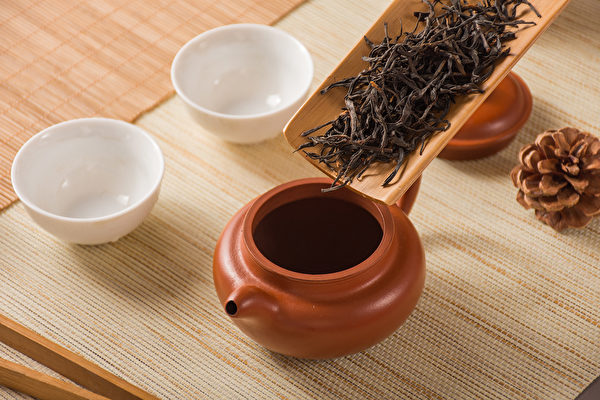 红茶是全发酵的茶，就有一点偏温了，对一般人来说都是比较养生的。(Shutterstock)