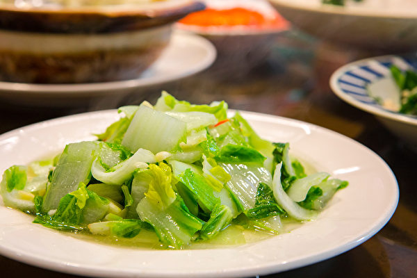 小白菜在中医观点里属于比较寒的菜，可加温热的姜丝去平衡。(Shutterstock)