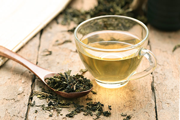 茶分為綠茶、黃茶、白茶、青茶、紅茶、黑茶六類，怎麼喝茶最養生？(Shutterstock)