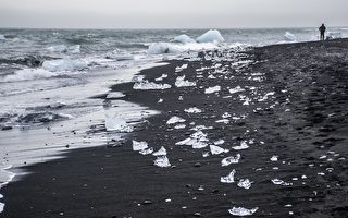 黑沙上的明亮冰块 铺就冰岛的钻石海滩