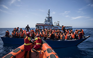 组图：西班牙非政府组织营救海上移民