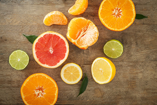 如果月經晚來或沒來，不妨吃催經食物，如富含維生素C的柑橘類。(Shutterstock)