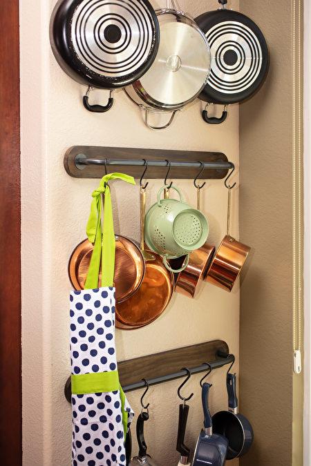 Pots,And,Pans,Hanging,On,A,Kitchen,Wall,To,Save,Shutterstock,锅