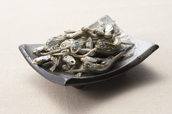 红苋菜加小鱼干，可帮助铁质吸收。(Shutterstock)