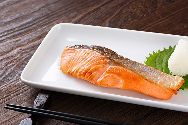 鲑鱼含5种营养素，有护脑、护心的效果，但2类人不宜多吃。(Shutterstock)