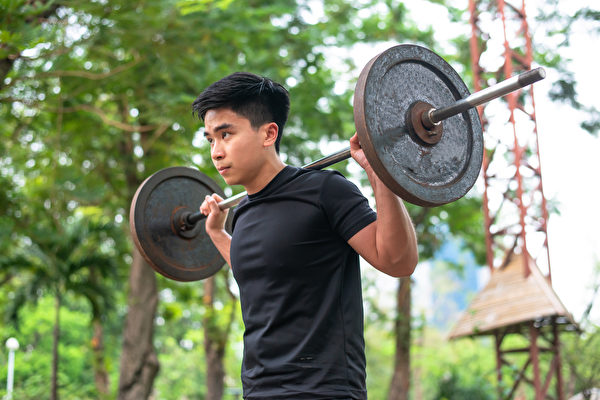 美國健身強人麥可．馬修斯指出，上健身房的人，十有八九練法錯誤，對於增肌存有十大迷思。(Shutterstock)