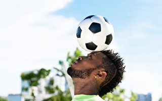 头顶足球“月球漫步”几内亚男子创世界纪录