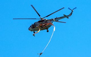 降落伞缠绕直升机 俄士兵吊挂2000米高空