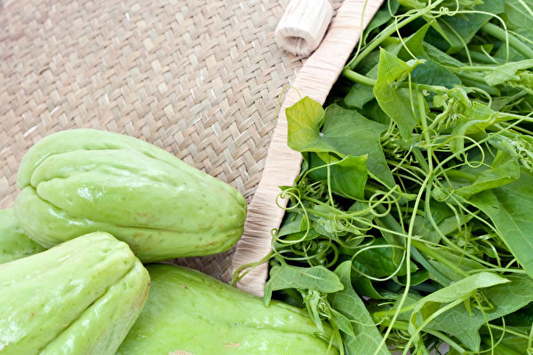 龙须菜的正式名称是“隼人瓜苗”，采摘自隼人瓜茎蔓的嫩芽。(Shutterstock)