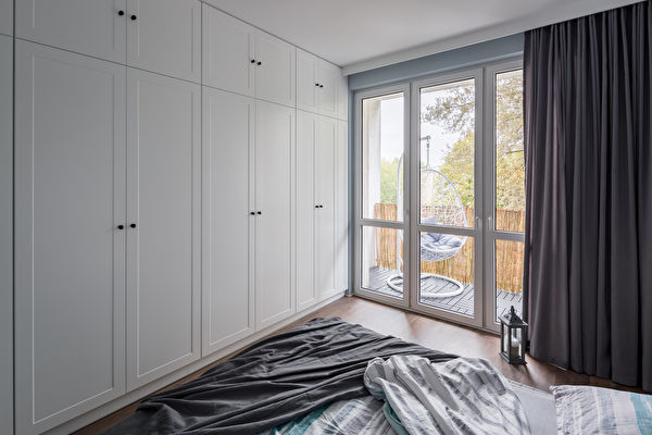 Modern,Bedroom,With,Big,,White,Wardrobe,And,Window,shutterstock,衣橱