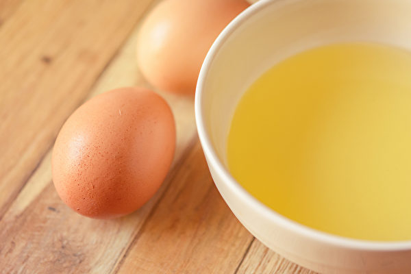 鸡蛋清有很好的清除头发污垢的能力，也能够防止脱发，让头发乌黑亮丽。(Shutterstock)