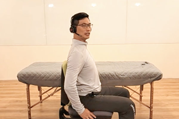 驼背、半躺半坐等不正确的姿势，都会损伤脊椎，怎样是正确坐姿？（健康1+1／大纪元）