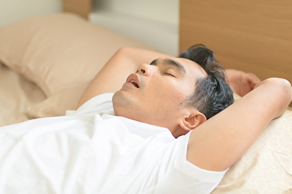 养成闭嘴呼吸的习惯，并让口咽部管腔畅通，来达到终结睡觉打鼾的困扰。(Shutterstock)