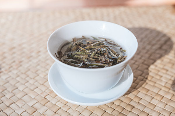 白茶比黄茶发酵的程度要再高一点，但是也属于微发酵，所以还是偏寒性。(Shutterstock)
