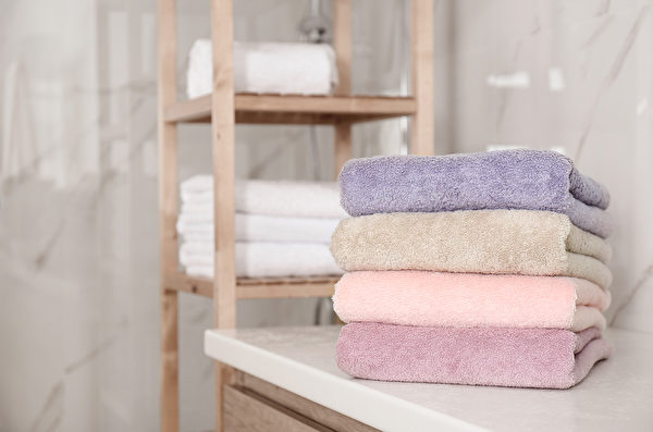 浴巾很少洗，共用容易傳染病病，也可能使自己的皮膚發炎。(Shutterstock)