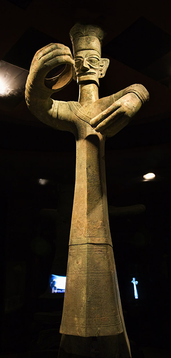 现藏于四川广汉三星堆博物馆里的青铜立人像，距今3000多年历史，是中国发现的距今最久远、最高大的青铜人像。（ShutterStock）