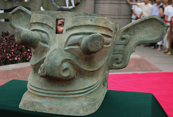 2005年6月15日，四川廣漢三星堆博物館陳列的青銅縱目面具。（China Photos/Getty Images）