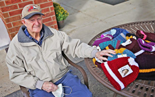 96岁的二战老兵为救世军编织数百顶帽子
