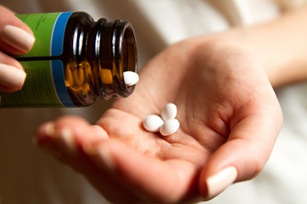 服用藥物的人，建議把正在吃的所有藥物告知醫生，檢查是否有藥物可能與將施打新冠疫苗的成分之間有相互作用。(Shutterstock)