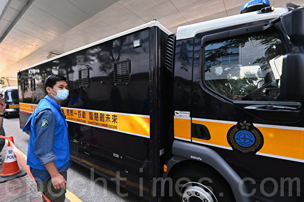 李宇轩首出庭 大量警车荷枪警员押送 律师指“我都好难做”