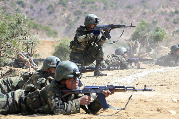 圖為2017年4月14日朝鮮發布的特種作戰部隊投擲和打擊目標競賽的圖片，士兵使用的武器類似前蘇聯的AK-47衝鋒槍。（STR/AFP via Getty Images）