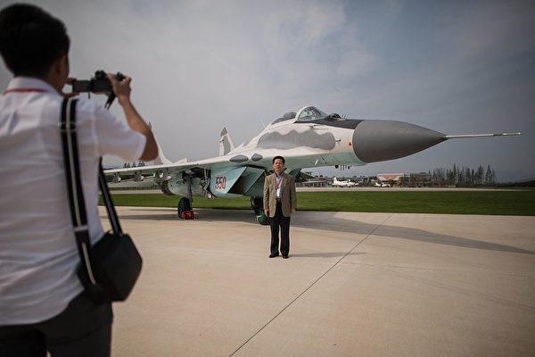 圖為2016年9月25日，朝鮮在有史以來第一次的元山航空節上，允許觀眾在MiG-29飛機前拍照。MiG-29是朝鮮空軍最好的戰鬥機。（Ed Jones /AFP via Getty Images）