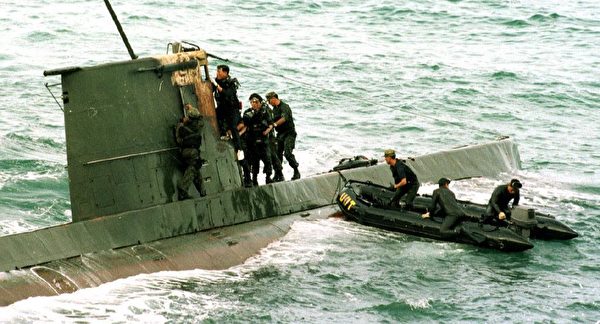 圖為1998年9月18日在朝鮮東北海岸以南約20公里發現了的一艘朝鮮微型潛艇。（Kim Jae- /AFP via Getty Images）