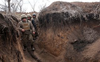 组图：俄罗斯向乌克兰边界增兵 乌筑防御工事