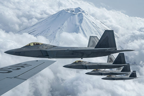 4月9日，美國空軍公佈了4架F-22隱形戰鬥機在日本富士山附近訓練的圖片。（美國空軍）