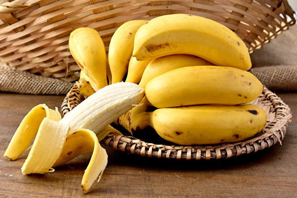 我们常吃的蔬果都含钾，例如香蕉、菠菜、山药等。(Shutterstock)