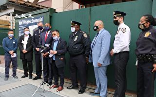 紐約市警社區事務主管走訪法拉盛商家  指導提升報警意識