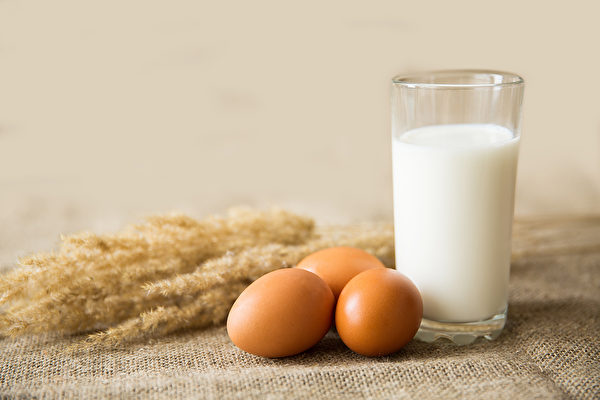 補鈣時，同時吃含維生素C、維生素Ｄ的食物，有助鈣質吸收。(Shutterstock)