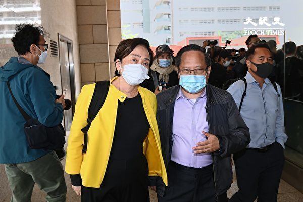 4月16日，香港「8.18集會」與「8.31集會」案進行宣判程序。香港民主黨前主席劉慧卿（左）與何俊仁（右）到場。（宋碧龍/大紀元）