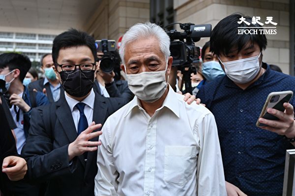 4月16日下午，香港“8·18集会”案中黎智英等九位民主人士被判刑。图为梁耀忠走出法庭。（宋碧龙/大纪元）