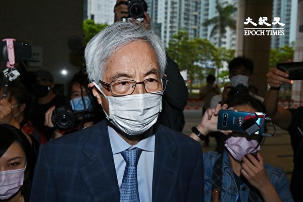 4月16日下午，香港“8·18集会”案中黎智英等九位民主人士被判刑。图为李柱铭步出法庭。（宋碧龙/大纪元）