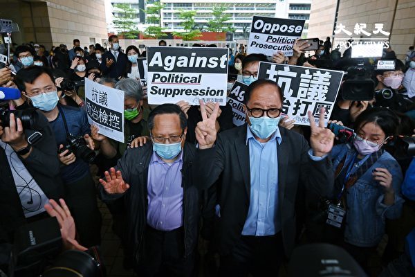 4月16日下午，香港「8.18集會」案、「8·31集會」案宣判。圖為「8·31集會」案宣判後，涉案被告楊森（右）與「8.18」集會案何俊仁在法庭外。（宋碧龍/大紀元）