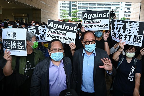 4月16日下午，香港「8.18集會」案、「8·31集會」案宣判。圖為「8·31集會」案宣判後，涉案被告楊森（右）與「8.18」集會案何俊仁在法庭外。（宋碧龍/大紀元）
