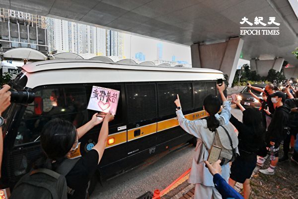 4月16日下午，香港「8·18集會」案中黎智英等九位民主人士被判刑。圖為判囚人坐囚車離開，現場市民聲援。（宋碧龍/大紀元）