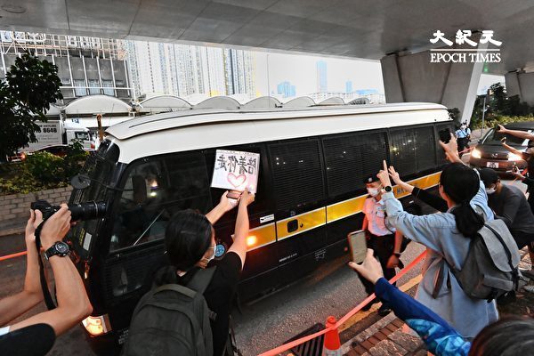 4月16日下午，香港“8·18集会”案中黎智英等九位民主人士被判刑。图为判囚人坐囚车离开，现场市民声援。（宋碧龙/大纪元）