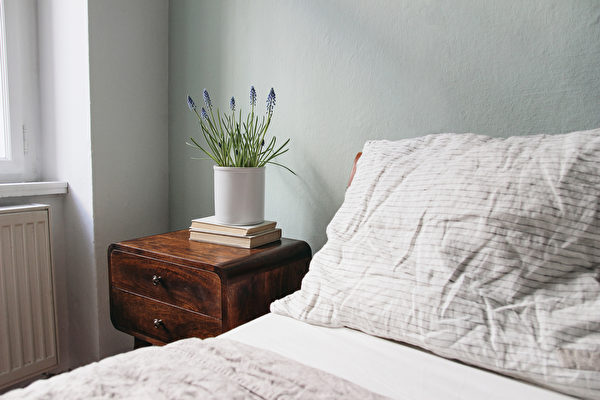 精油滴在枕頭上，有助眠、幫助夜間放鬆的效果。(Shutterstock)