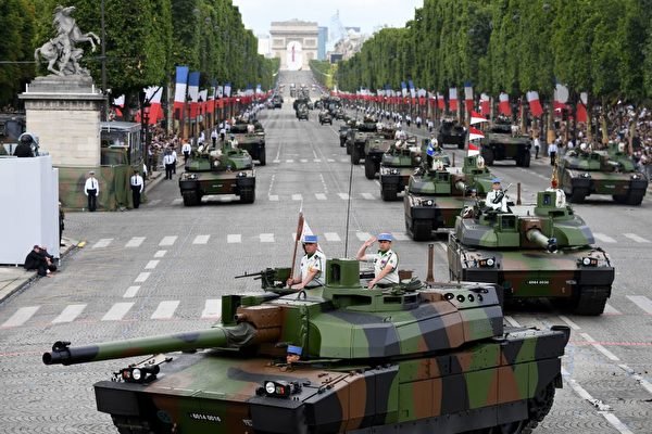 2017年7月14日，在巴黎香榭丽舍大道上举行的阅兵中，法国第5龙骑兵团的勒克莱尔坦克列队通过。（Alain Jocard/AFP via Getty Images）