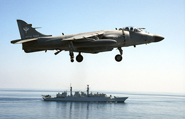 2001年10月24日，一架从英国航空母舰上起飞的海猎鹰战斗在演习中，该型战机参加了1982年福克兰岛之战。（Mohammed Mahjoub/AFP via Getty Images）
