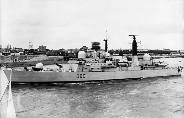 英国的“雪菲尔号”驱逐舰，摄于1980年。1982年5月4日在福岛之战中，“雪菲尔号”驱逐舰被一枚被飞鱼反舰导弹击中后沉没。（AFP/AFP via Getty Images）