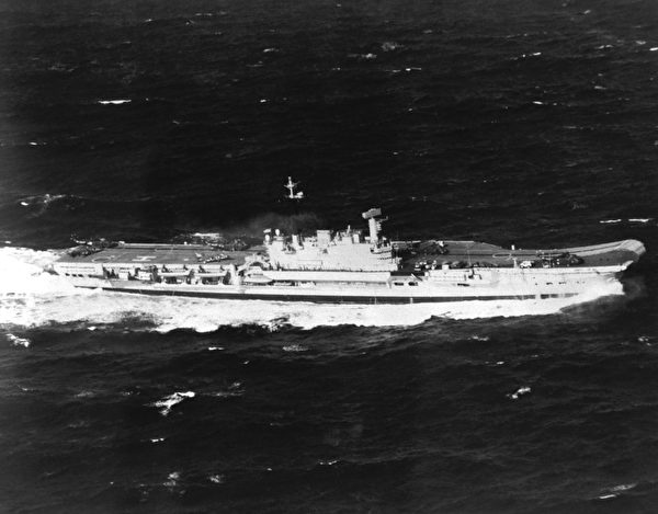 1982年3月16日，英国竞技神号航母HMS Hermes （R12）在行进中。（公有领域）