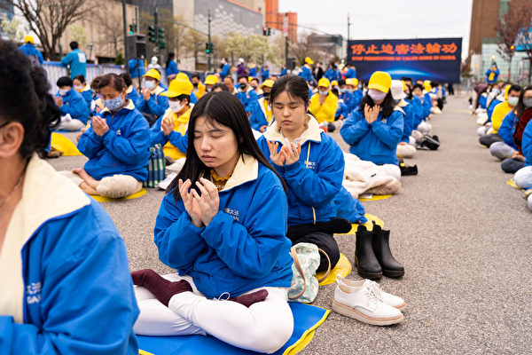 4月18日，刘丹碧和鲍汐萌在纽约中领馆前法轮功学员纪念“四二五”和平上访22周年的活动中。（戴兵/大纪元）