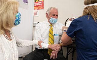 南卡州长和第一夫人接种第一剂COVID-19疫苗